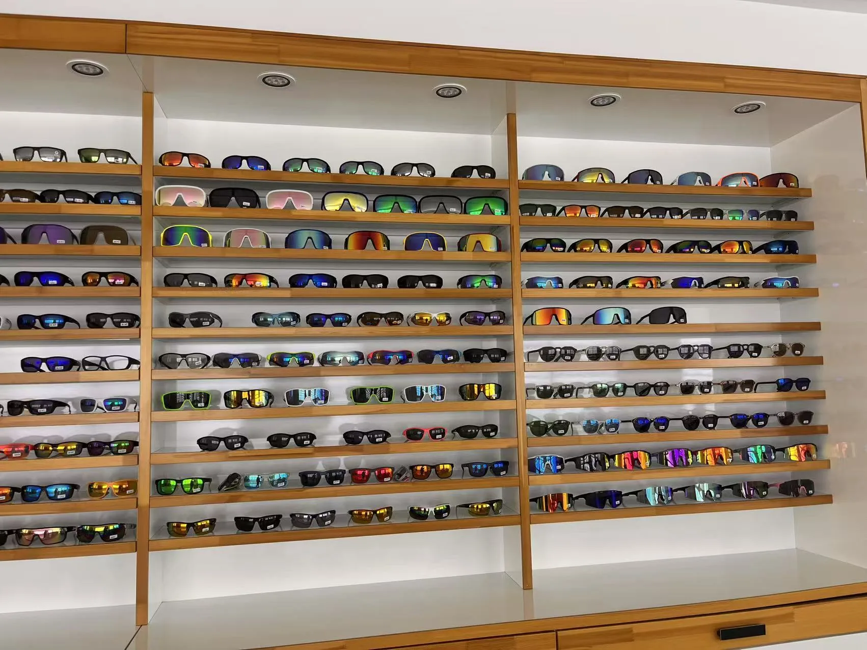 太阳镜批发展厅样品展示